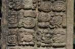 Conjunto de hieroglifos mayas em estela no sítio arqueológico de Copán, em Honduras